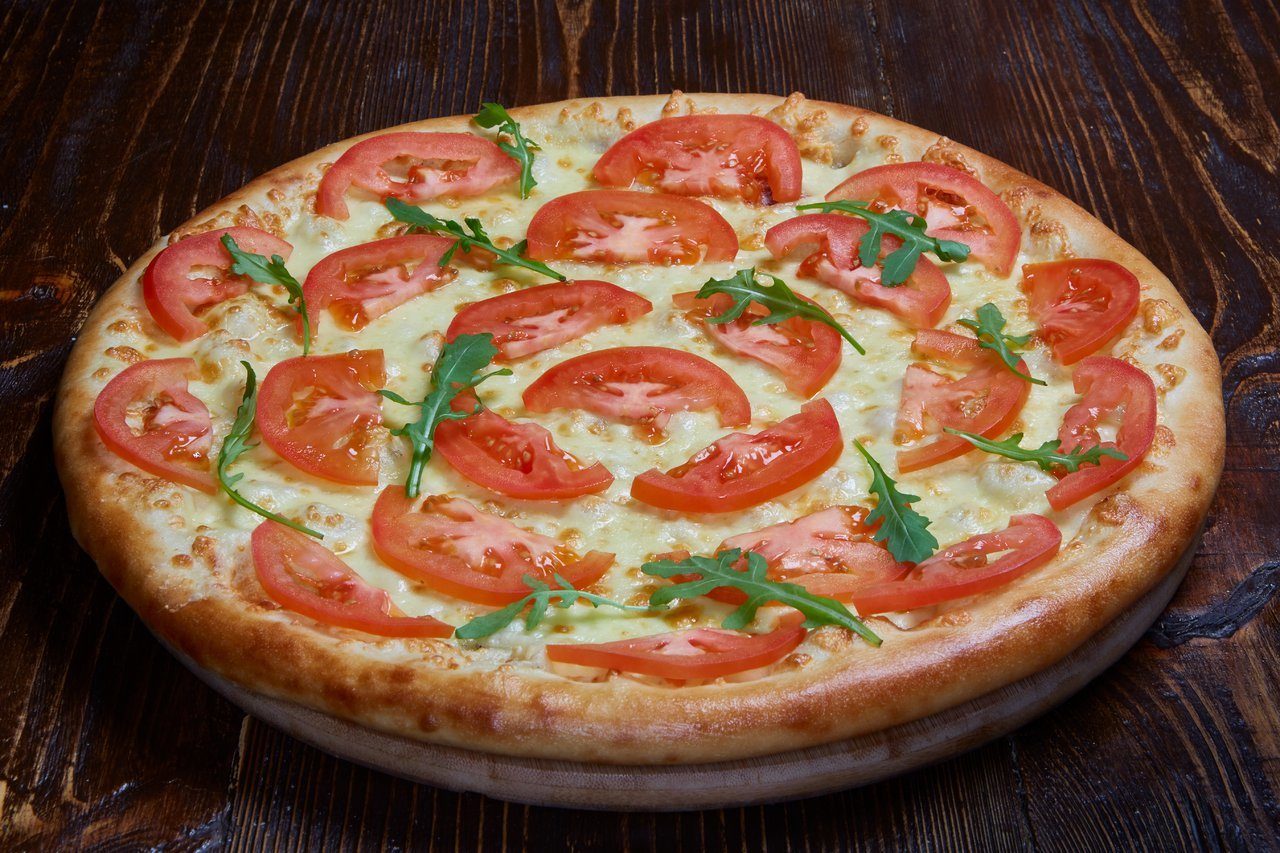 Пицца без муки рецепт. Пицца с картофелем и беконом. Пицца с вялеными томатами. Пицца с вялеными томатами и беконом.