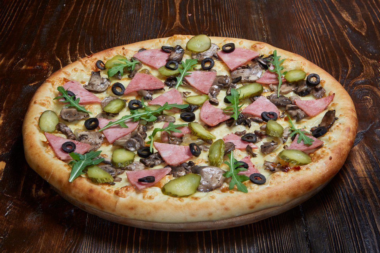 пицца с маринованными грибами и колбасой рецепт (120) фото