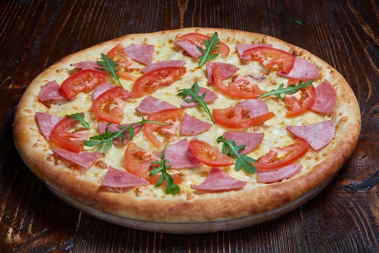 рецепт пиццы домашней в духовке с колбасой и сыром и помидорами фото 62
